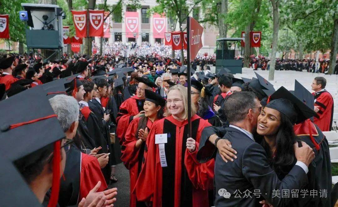 女生蒋雨融来自青岛英高毕业本科就读于杜克震撼全场！史上首位在哈佛毕业演讲的中国